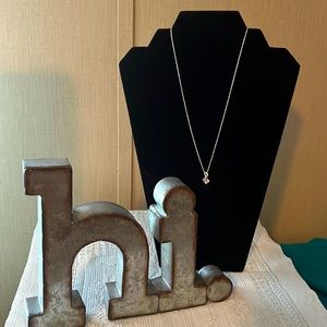 Elegant silver necklace & pendant.